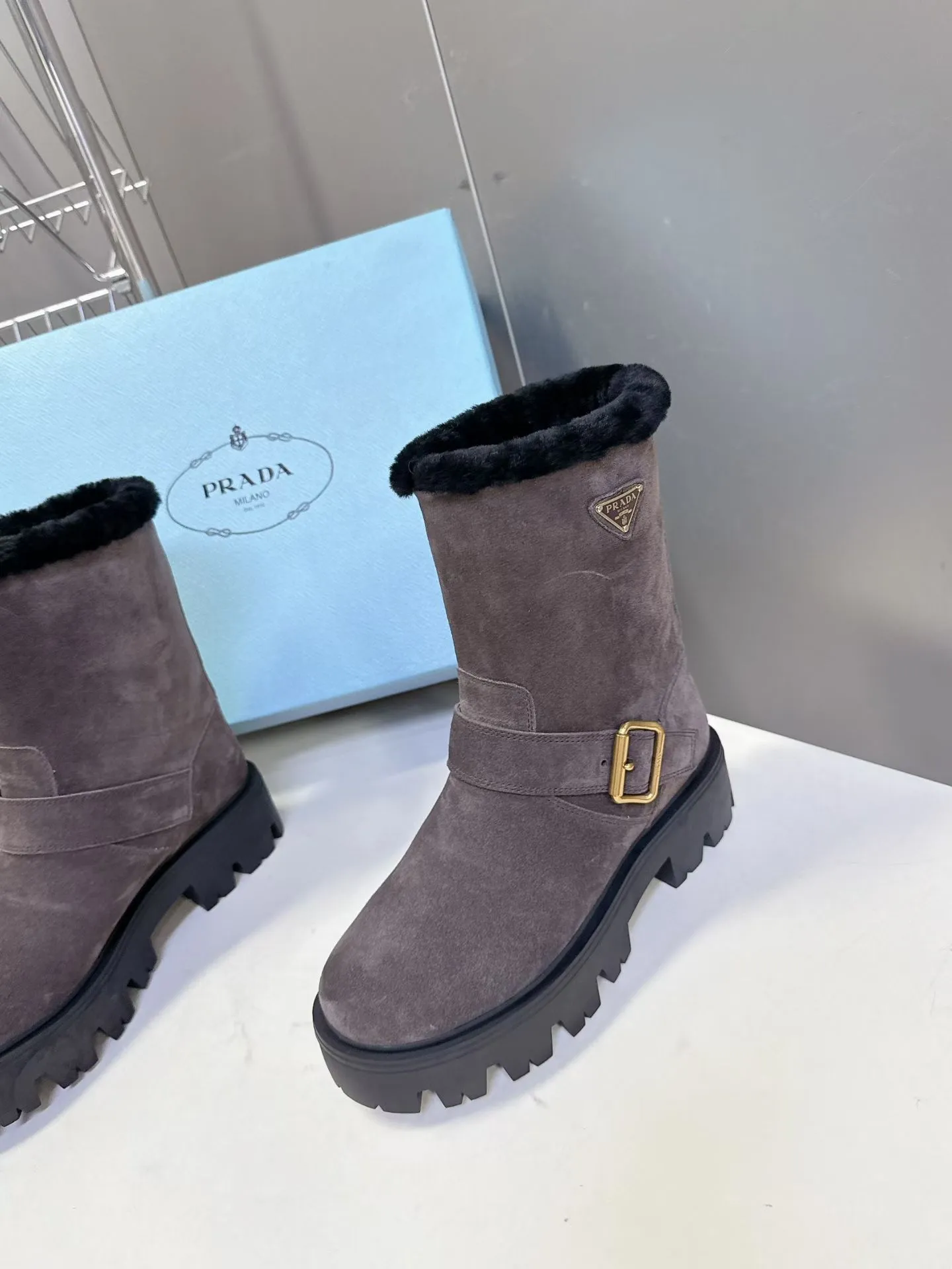 👟👟Ex-factory price 660👟👟 PRADA Prada's latest fall and winter triangular logo slip-on furry boots. There are many celebrities and Internet celebrities. A series that cannot be bought in winter. It is definitely this year's big hit. It is very good-looking. Simple upper design. Highly brand-recognizable triangle logo embellishment. Full of details. The upper foot is large and slim, and the legs are slim. This piece is just right. The outsole height is 5CM, which can instantly increase your height. It is a perfect tool for heightening. The whole series uses a variety of imported materials: polished and waxed calf leather, high mercerized cow suede, real wool lining, super warm, original combined rubber foam outsole, light and comfortable, Size: 35-41 (40 41 customized, non-refundable) 3044